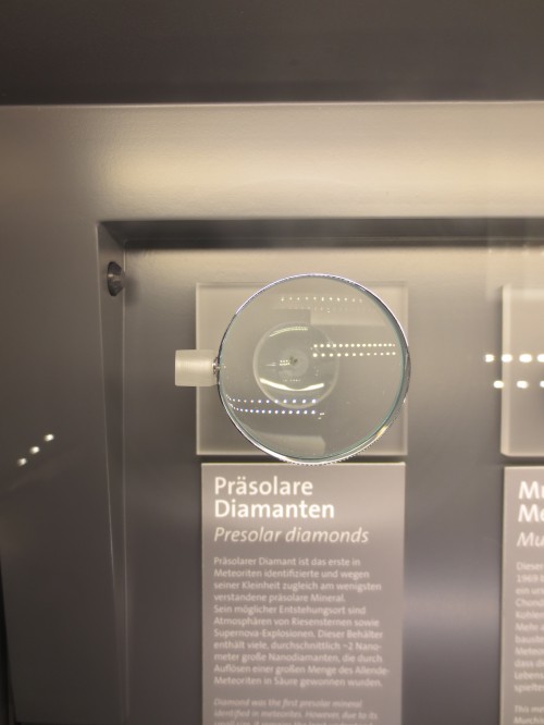 Ein präsolares Korn (im Naturhistorischen Museum von Wien)