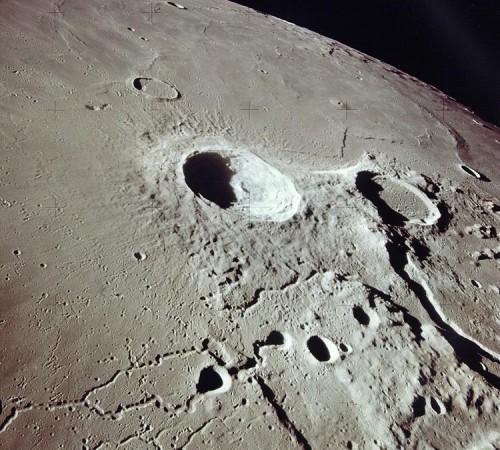 Krater am Mond findet man leicht. Auf der Erde ist es schwieriger... (Bild: NASA)